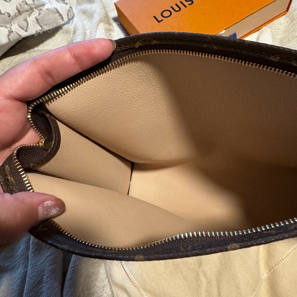 ๐ค DISCONTINUED Toiletry 26 Pouch ๐ค - Picture 10 of 14